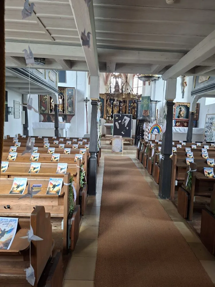 Leere Bankreihen in der Kirche vor Beginn des Gottesdienstes